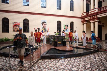 Muchos de los vacacionistas aprovechan su estancia en el país aliado para contratar visitas guiadas a otras ciudades de la nación sudamericana. En la imagen, un grupo de turistas rusos visita el mausoleo del expresidente Hugo Chávez, en Caracas.