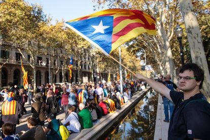 Un home amb una estelada durant la concentració a l'exterior del Parlament, a Barcelona.