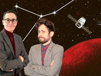 Xavi Puig y Kike García, creadores de la web satírica 'El Mundo Today', posan flotando en el espacio.