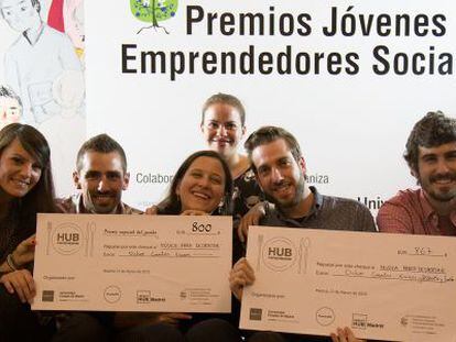 Jos&eacute; Manuel Olmedo y su equipo posan con el premio