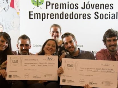 Jos&eacute; Manuel Olmedo y su equipo posan con el premio