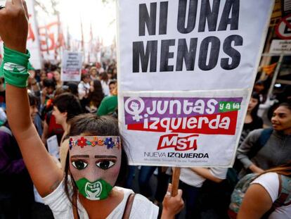 Una joven sostiene una pancarta durante la marcha Ni Una Menos en Buenos Aires. En vídeo, imágenes de la marcha.