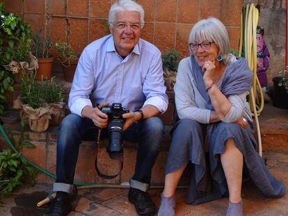 Los maestros Carme Cols y Pitu Fernández. 