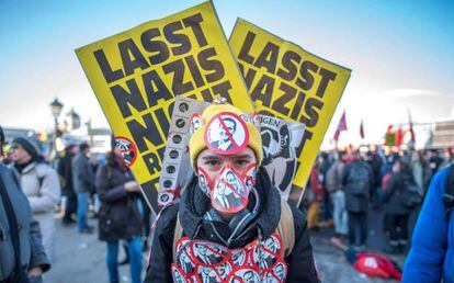 Un manifestante durante la protesta en Viena contra el nuevo Gobierno austriaco.