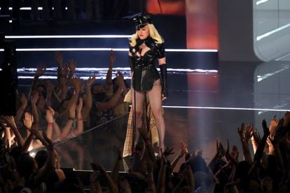 Madonna llega al escenario para actuar en la ceremonia de los premios.