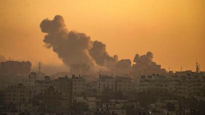 Explosiones en el norte de Gaza tras la respuesta de Israel al ataque terrorista de Hamás.