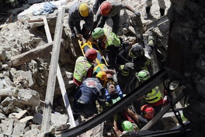 Un hombre es rescatado entre los escombros en Accumoli (Italia). 