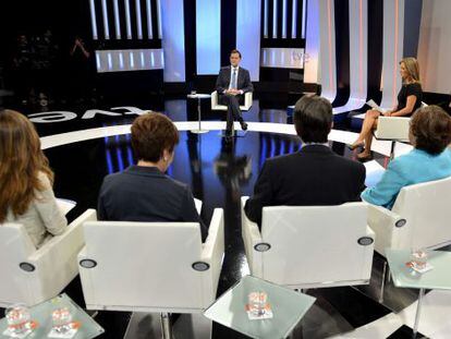 Rajoy, frente a los periodistas que lo han entrevistado.