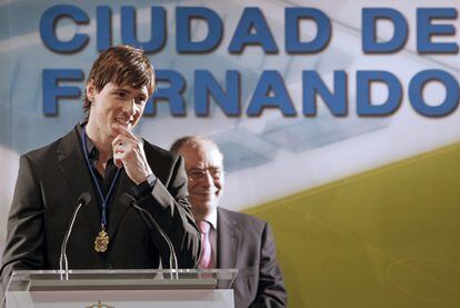 El delantero del Chelsea ha acudido hoy a la ciudad deportiva que llevará su nombre en Fuenlabrada, localidad en la que se crió el futbolista. También ha recogido la primera medalla de oro que ha impuesto el municipio madrileño, que le fue otorgada en 2009 por sus méritos deportivos.