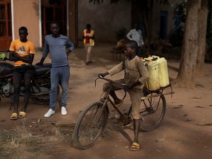Jóvenes en el pueblo ruandés de Jurú, en el distrito de Bugesera, este mes de junio.