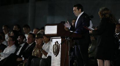 El primer ministro griego, Alexis Tsipras, habla en el acto celebrado para despedir al fallecido líder cubano Fidel Castro, en la Plaza de la Revolución.