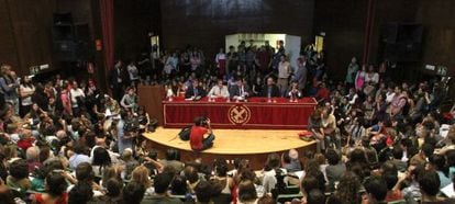 Carrillo, en la asamblea de estudiantes en el Paraninfo de Filosofía.