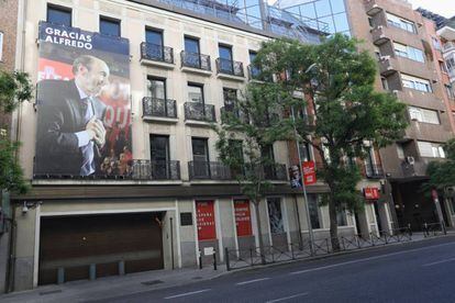 Pancarta colocada en la sede del PSOE de la madrileña calle Ferráz en honor a Rubalcaba.