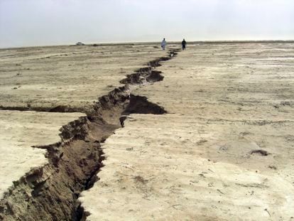 Grietas kilométrica en la superficie terrestre de Killa Abdullah, Pakistán.