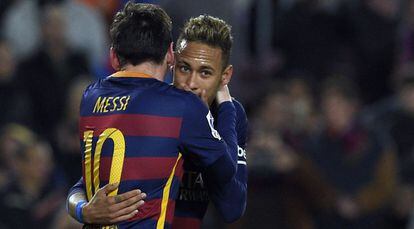 Messi y Neymar celebran un gol.