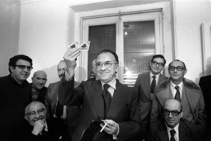 Santiago Carrillo muestra su carné de militante del Partido Comunista de España (PCE) en Madrid, en una rueda de prensa clandestina en 1976.
