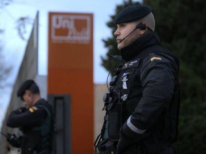 Un guardia civil en una sede de Unipost en L&#039;Hospitalet de Llobregat.