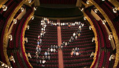 Alcaldes y regidores de los municipios que participan en el Liceo a la Fresca dibujan la silueta de Cataluña y Menorca en el teatro.