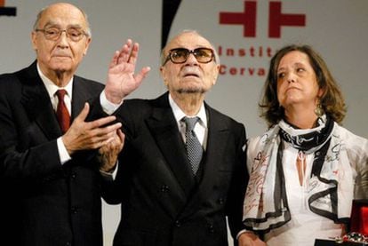 El escritor portugués, José Saramago ( izda); el escritor argentino, Ernesto Sábato (centro), y Elvira González Fraga, en un homenaje al argentino en 2004.