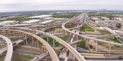 Vista aérea de la autopista NTE 35 West, gestionada por Ferrovial en el entorno de Dallas (Texas).  
