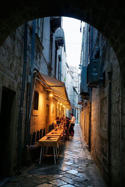Una terraza en una calle del centro medieval de Dubrovnik (Croacia).