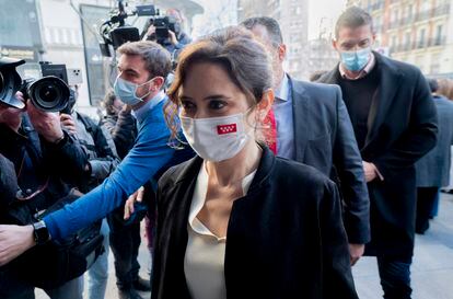 La presidenta de la Comunidad de Madrid, Isabel Díaz Ayuso, llega a la sede del partido en la calle Génova, el 15 de febrero.