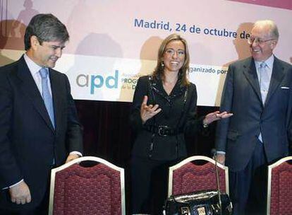 El empresario Fernando Martín, la ministra Carmen Chacón y José María Aguirre, presidente de la APD.