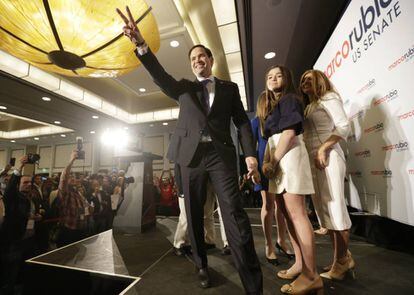El senador republicano de Florida Marco Rubio saluda a sus seguidores después de lograr la reelección tras derrotar al demócrata Patrick Murphy, en Miami.
