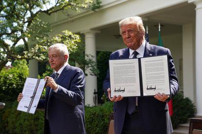 Los presidentes muestran el documento firmado de su declaración conjunta en la Casa Blanca. El encuentro ha proporcionado a México un balón de oxígeno para el futuro de su economía, en medio del arranque del nuevo tratado comercial de Norteamérica, el T-MEC.