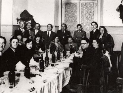 Homenaje a Luis Cernuda (sentado, al frente de la mesa) en Madrid, en abril de 1936. De pie, de izquierda a derecha, Vicente Aleixandre, Federico García Lorca, Pedro Salinas, Rafael Alberti, Pablo Neruda, José Bergamín, Manuel Altolaguirre y María Teresa León.