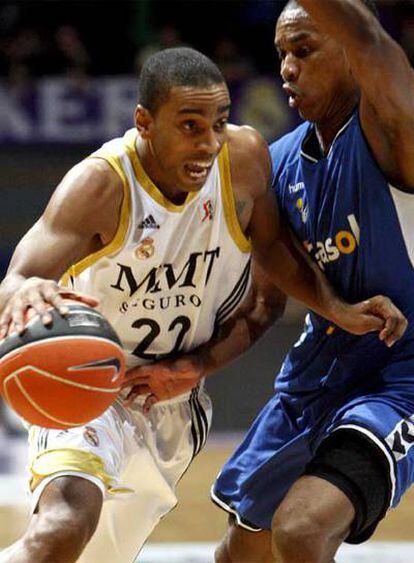 Bullock intenta penetrar a canasta ante la oposición del jugador del Cajasol Ellis.