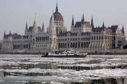Un rompehielos sobre el Danubio junto al Parlamento h&uacute;ngaro, en Budapest.