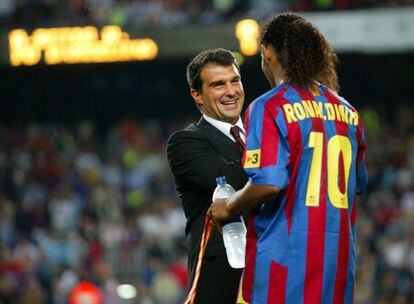 Laporta felicitando a Ronaldinho tras ganar en el Camp Nou en 2005.