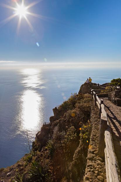 La ista panorámica de la isla de El Hierro desde el mirador de la Peña, a 700 metros de altura.