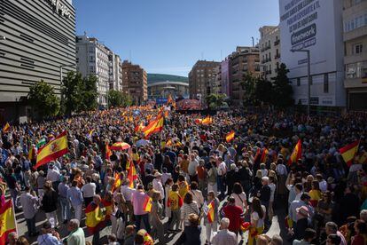 Miles de personas durante el acto organizado por el Partido Popular, en la plaza Salvador Dalí de Madrid. 