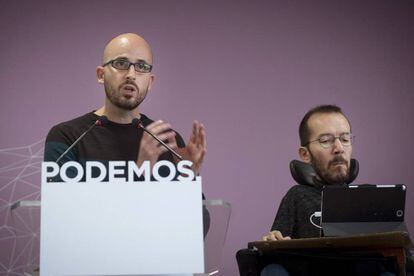 El responsable de Econom&iacute;a de Podemos, Nacho &Aacute;lvarez, junto al secretario de Organizaci&oacute;n, Pablo Echenique, en rueda de prensa.