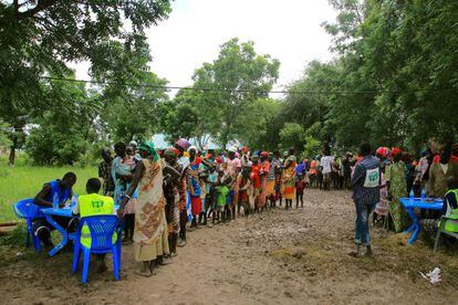 Las familias hacen cola para ser registradas, en Kiech Kuon, Sudán del Sur.