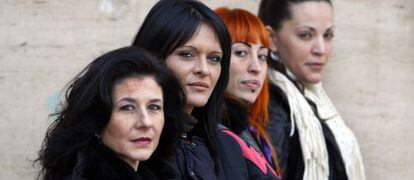 Cuatro de las mujeres que denuncian problemas con sus pr&oacute;tesis mamarias. De izauierda a derecha: Emy, Eva, Pilar y Arancha. 