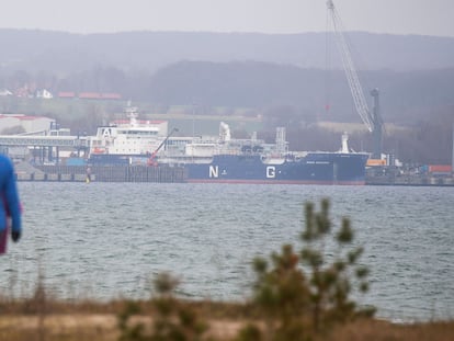 Un buque de GNL en la isla de Rügen. en el extremo este de Alemania.