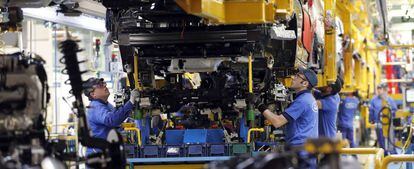 Operarios en una línea de producción de la fábrica de Ford en Almussafes (Comunidad Valenciana).