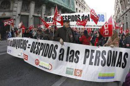 Unas 10.000 personas del sector bancario se han manifestado hoy en Madrid, convocados por los sindicatos, para protestar contra los ajustes de empleo previstos en Bankia, así como en otras entidades, como Novagalicia Banco y Banco de Valencia. La protesta discurrió entre la Puerta del Sol y el Banco de España y concluyó con la lectura del manifiesto a favor del mantenimiento de los puestos de trabajo en la banca y "contra el desmantelamiento indecente y obsceno de las entidades", que ha provocado desahucios y quitas a los tenedores de preferentes.