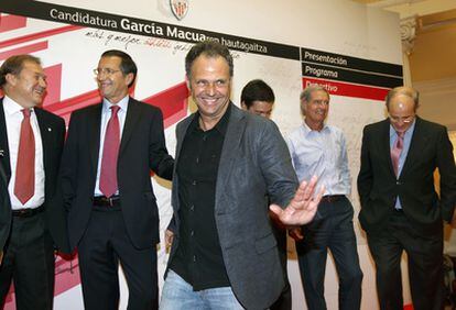 Caparrós saluda al público en el acto de presentación junto a Fernando García Macua.