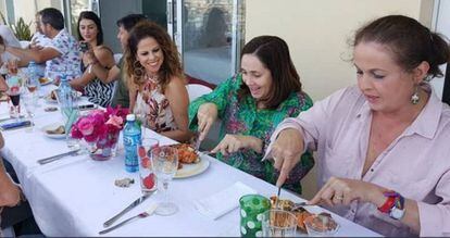La imagen publicada por un usuario en Facebook donde se ve a Pastora Soler en el almuerzo donde también está Mariela Castro, en Cuba.