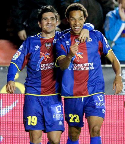 El centrocampista del Levante Valdo López celebra con su compañero Xisco Muñoz el gol que ha marcado al Getafe durante el partido correspondiente a la vigésimo primera jornada de Liga de Primera División.