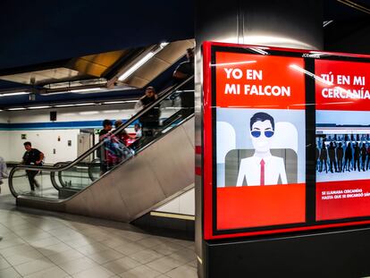 Paneles digitales con los mensajes contra Pedro Sánchez en la estación de metro Sol de Madrid.