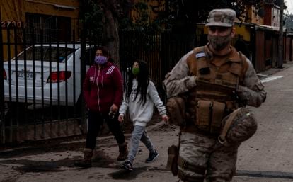 Un soldado chileno custodia un puesto de control durante la cuarentena que rige en Santiago, el 16 de junio.