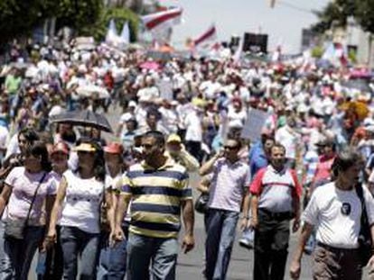 La protesta además sirvió para "despedir" a la actual presidenta del país, Laura Chinchilla, que concluirá su mandato el próximo 8 de mayo y que, según los manifestantes, termina de manera impopular y con un gran descontento social. EFE/Archivo