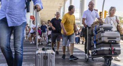 Multitud de turistas a su llegada al Aeropuerto de Palma de Mallorca.