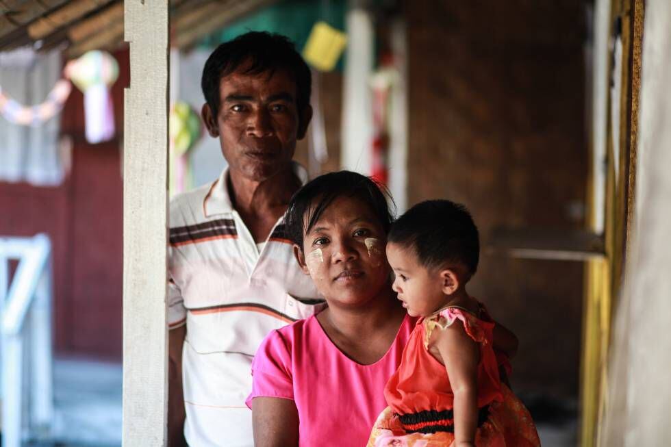 Una familia en Birmania en la que los progenitores tienen VIH, pero que han conseguido parar la transmisión del virus a sus dos hijos, gracias al diagnóstico precoz y a tomar el tratamiento antirretroviral.