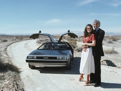 John DeLorean y su mujer, la modelo Cristina Ferrare, posan delante del mítico DeLorean DMC-12 en 1979. |